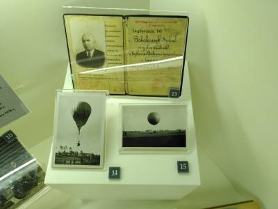 Pilotenlizenz und Fotos historischer Ballone.