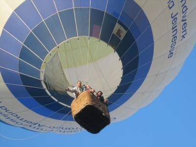 Der Heißluftballon des DFJW ist gestartet.
