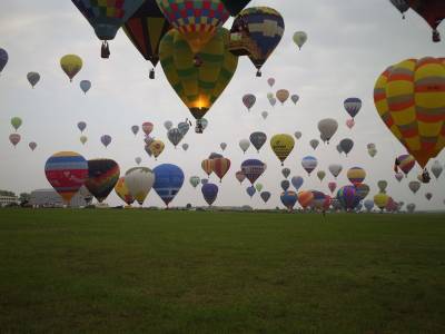 Hunderte Ballone starten auf dem Flugplatz von Chambley