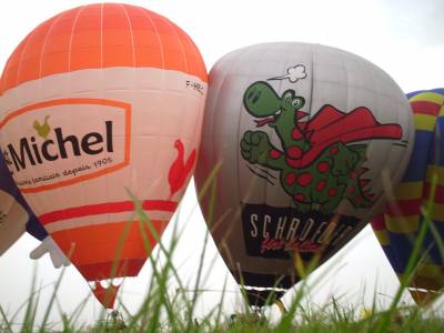 Links der Sportballon St. Michel, rechts der 1000ste von Schroeder mit dem kleinen Drachen drauf.
