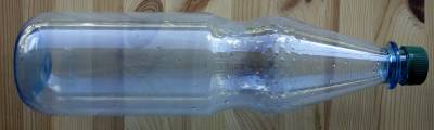 Leere Sprudelflasche mit Plastik-Schraubverschluss