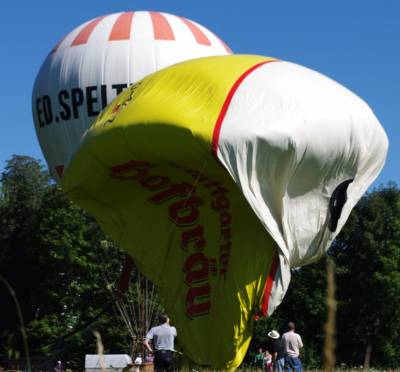 Das Foto zeigt die Ballonhülle im Moment des Hochlassens. Rechts in der Hülle die noch offene Öffnung des Parachute-Ventils, dass sich erst durch den Innendruck des Ballons schließt.