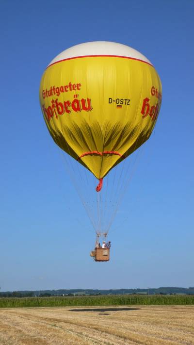 Der Gasballon »Stuttgarter Hofbräu« nur noch wenige Meter über Grund kurz vor der Landung.