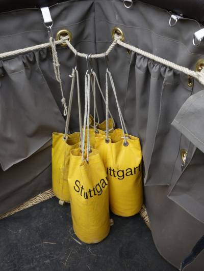 Vier Sandsäcke in der Korbecke in die Sandsackgirlande eingehängt.